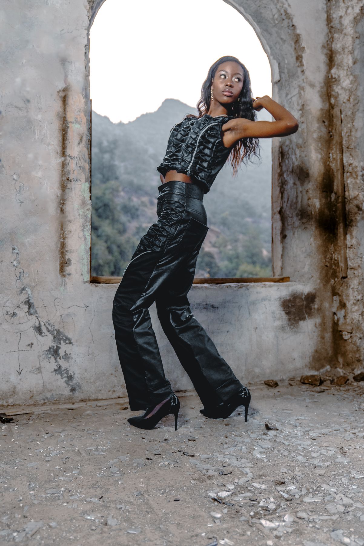 The Monster — look en cuero negro con volúmenes tensionados