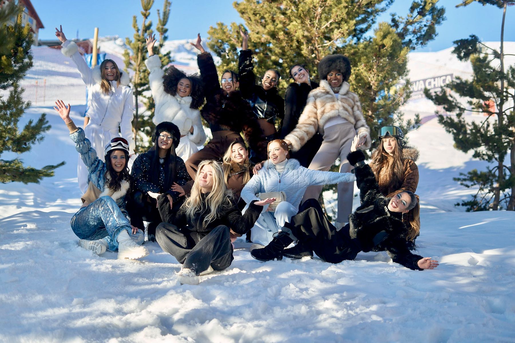 Catterina Garbaccio celebrando con sus modelos sobre la nieve, después del desfile