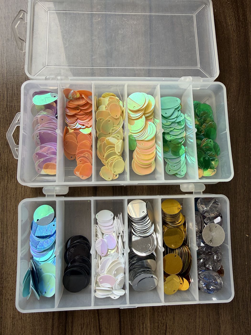Caja organizadora con lentejuelas de colores