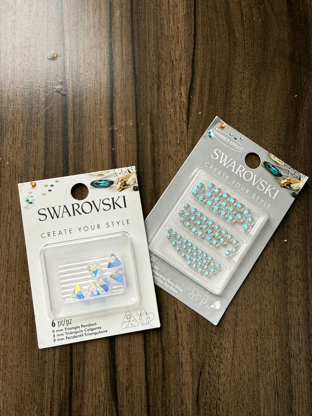 Cristales Swarovski en sus envases sobre la mesa de trabajo